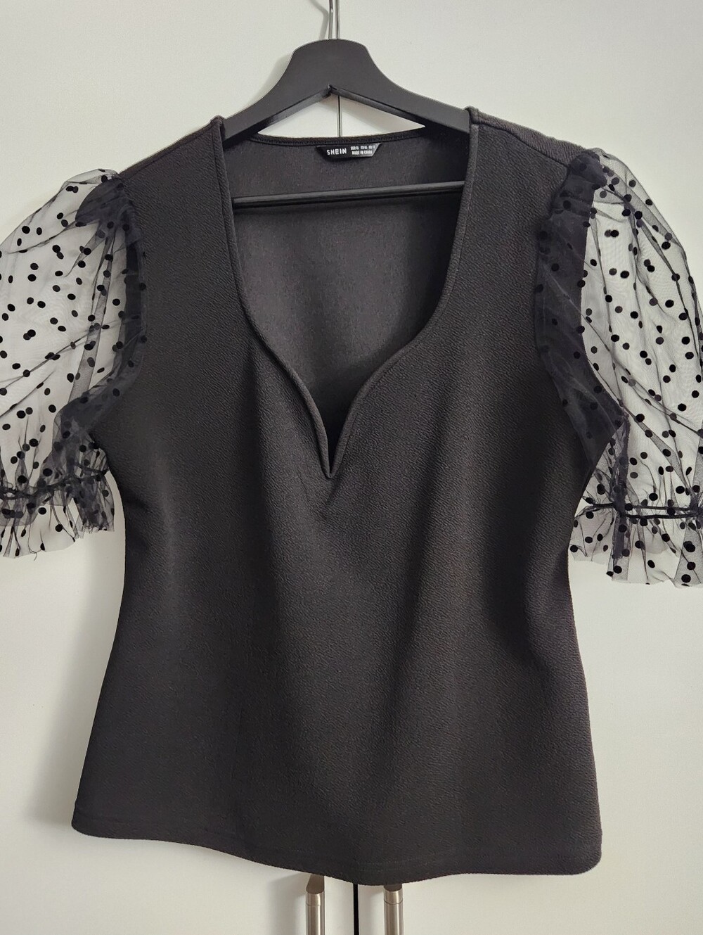 SHEIN Black Puff Sleeve V-Neck Polka Dot Top